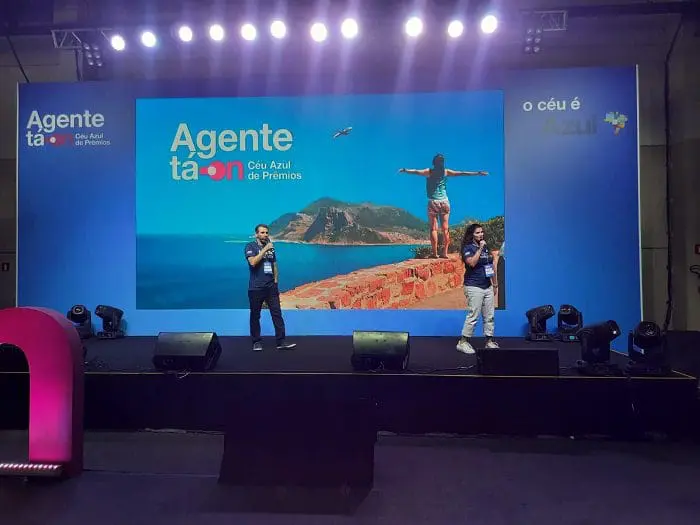 Ricardo Bezerra, gerente de vendas, e Giulianna Mesquita, gerente de produtos, ambos da Azul Viagens, na abertura do evento AgenteTáOn da Azul Viagens.