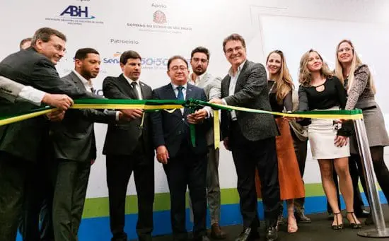 corte_da_fita_na_equipotel_2022_sp Autoridades cortam fita e abrem oficialmente a Equipotel 2022 em São Paulo e a Conotel.