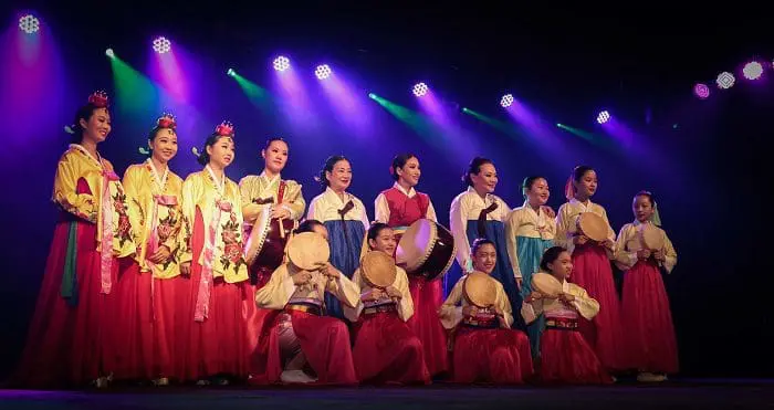 grupo_de_imigrantes_se_apresentana_festa_do_imigrante_no_museu_da_imigracao_em_sp Grupos e artistas solo, que são refugiados e/ou imigrantes, se apresentarão na 27ª Festa do Imigrante, no Museu da Imigração.