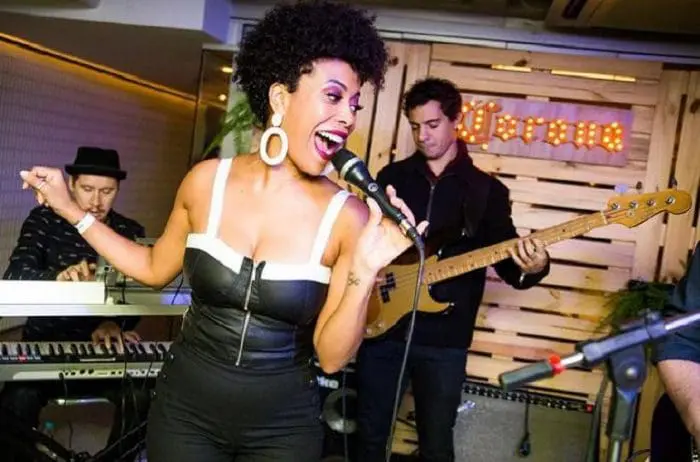 Nanny Soul se apresentando com sua banda. Ela se apresentará com sua banda no Zillis Lounge Bar & Restaurante no dia 29/09.