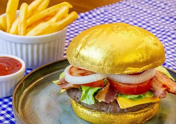 Hambúrguer com ouro comestível estará disponível em evento do Memorial da América Latina, em SP.