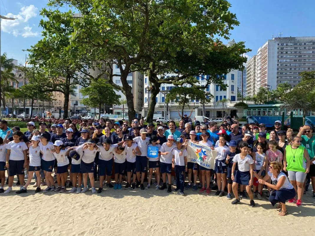 Azul promove mutirão voluntário para limpar praia do Boqueirão, em Santos (SP)