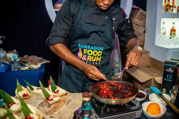 barbados_food_and_rum_festival_voltou_a_ativa Chef preparando comida durante o Barbados Food and Rum Festival