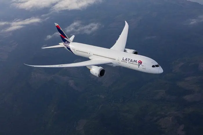 latam_inicia_voos_para_boston Avião da LATAM voando. A companhia inicia os voos de Guarulhos para Boston