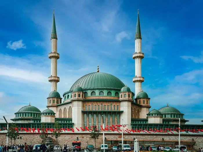 Fachada da Taksim Mosque, em Istambul, na Turquia. É uma das mesquitas da cidade. O Touristanbul, da Turkish Airlines, convida os passageiros com longas conexões à um city tour pela cidade