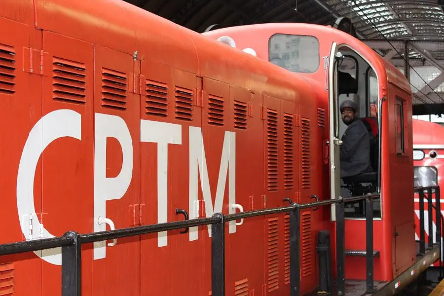 Condutor do Expresso Turístico trabalha caracterizado com roupas de época_Foto - Tárcia Oreste