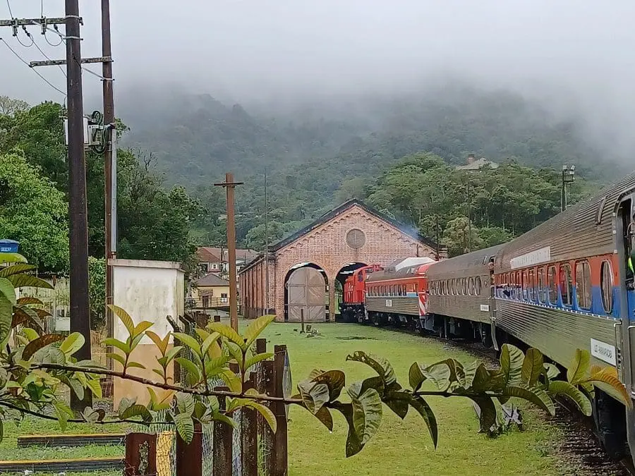 O vilarejo de Paranapiacaba é rodeado por Mata Atlântica e preserva um grande acervo histórico-cultural_Foto - Tárcia Oreste