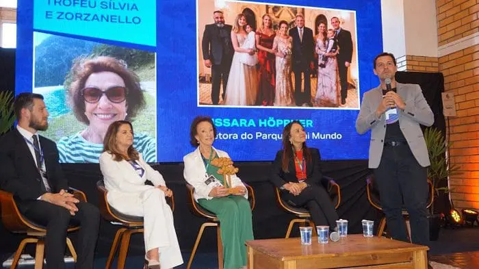 Eduardo Zorzanello, CEO da Festuris, cumprimenta Jussara e o público presente, no encerramento do Festuris 2022.