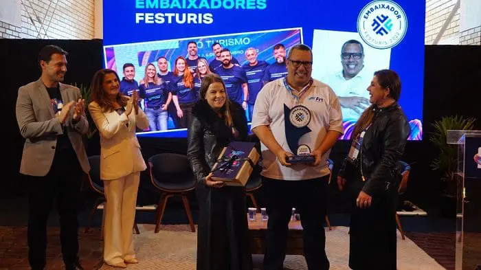 Luciano Teixeira, da FRT, recebeu o Prêmio Embaixador Festuris
