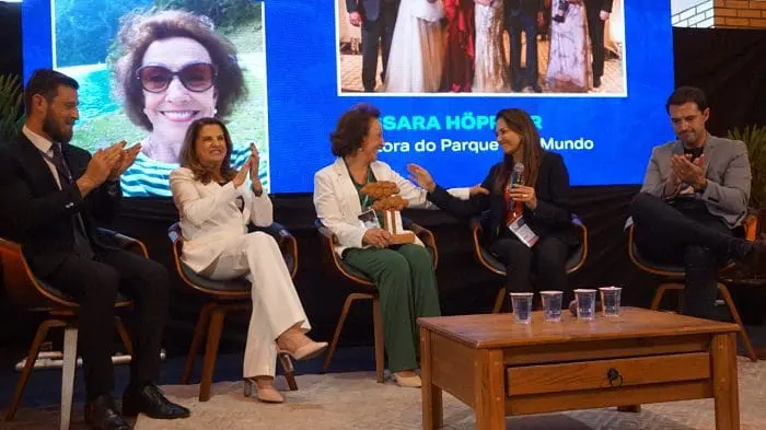 Rosa Helena Volk, presidente da Gramadotur, parabeniza Jussara Höppner na Festuris 2022.