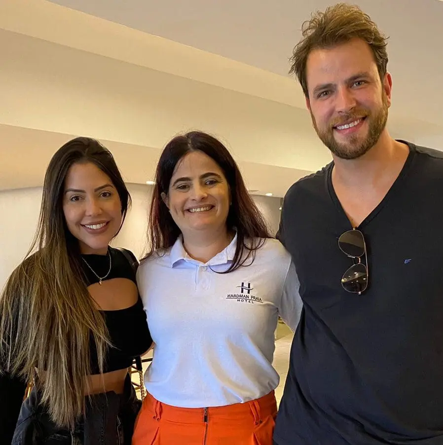 Os ex-BBBs se reuniram em Cabedelo-PB, para a Festa do Gelo. Da esquerda para a direita: Laís Caldas, ex-BBB 22, Karlla Michelle, gerente comercial do Hardman; e Gustavo Marsengo, ex-BBB 22.