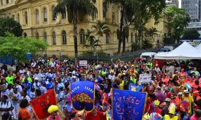 A ABIH-SP faz projeção otimistas para Carnaval 2023 na capital paulista. Na foto, há um bloco de rua de carnaval em SP, próximo á Praça da República.
