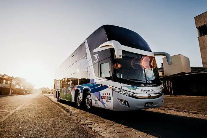 Foto de um ônibus de viagem na estrada. A projeção da Abrati é que, para viajar de ônibus para aproveitar o Carnaval 2023, a oferta crescerá 25%
