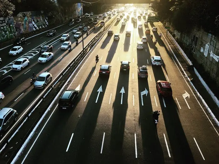 Vista superior de trânsito na Av. 23 de Maio, em São Paulo. De acordo com a ARTESP, o fluxo de veículos nas estradas e rodovias deve ser intenso no aniversário de SP