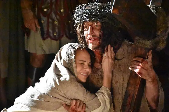 Jesus-e-Maria--Copy-nova_jerusalem Jesus (Klebber Toledo) e Maria (Luíza Tomé) em uma das cenas mais dramáticas da Paixão de Cristo de Nova Jerusalém
