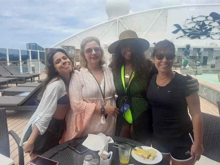 4 amigas, sendo 3 agentes de viagem e 1 que é estudante de veterinária, contam como é a hospedagem no MSC Yacht Club.