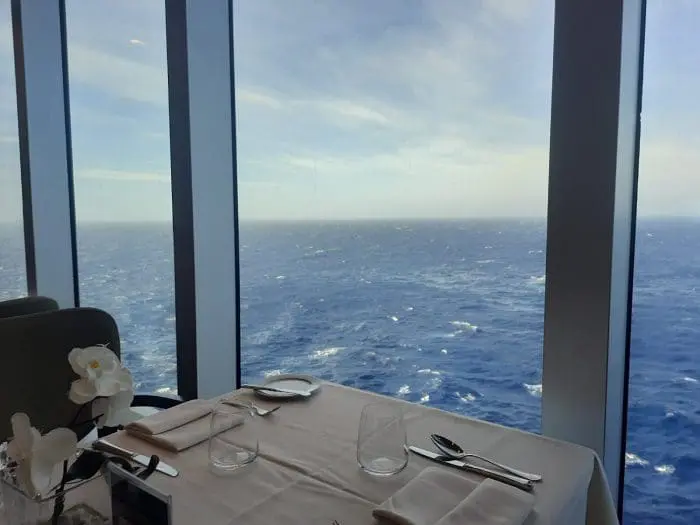 Restaurante e o bar exclusivo do MSC Yacht Club: vista para o mar