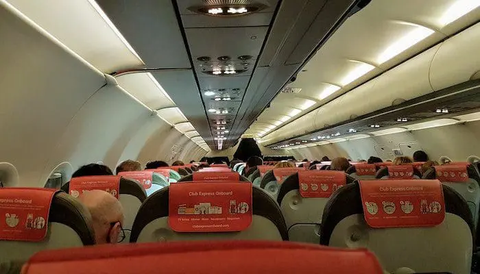 Passageiros indisciplinados: interior de um avião