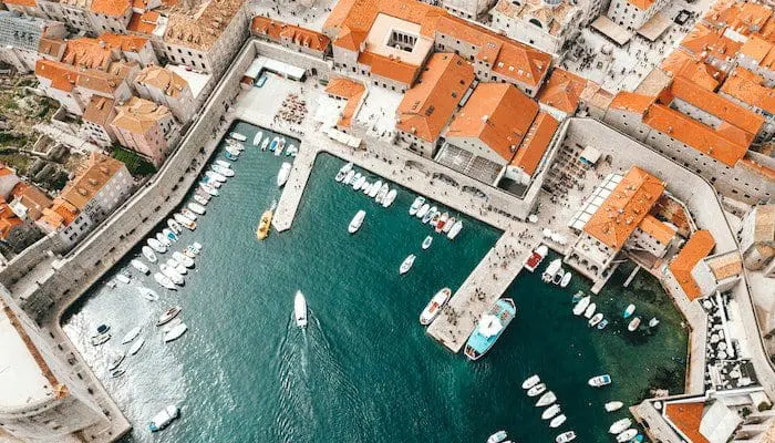 Vista superior de um porto na Croácia. Destino Croácia: Veja dicas imperdíveis para fazer na viagem.