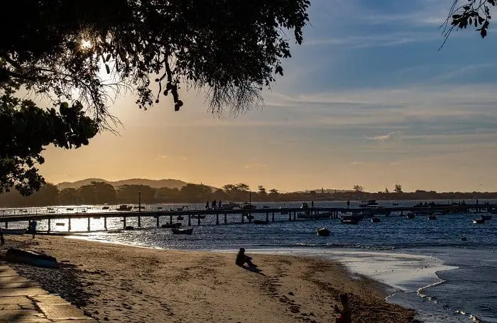Pôr do sol no Porto da Barra - foto @milaaragaofotografia Búzios se destaca como turismo de luxo