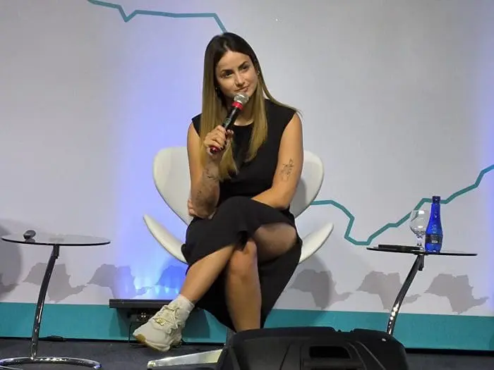 Mari Palma inspira agentes e responde suas perguntas