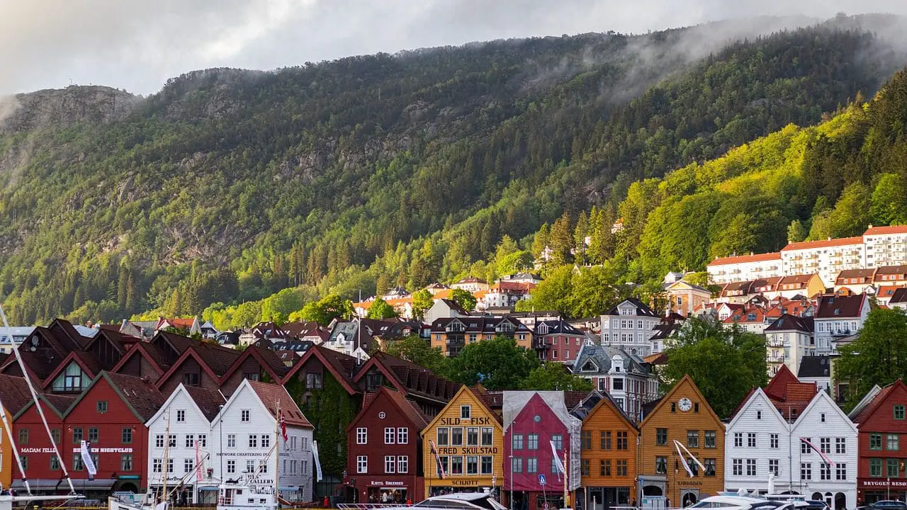 Além de suas paisagens, a Noruega é caracterizada por seu alto índice de desenvolvimento humano - países mais felizes do mundo (Foto: Pixabay)