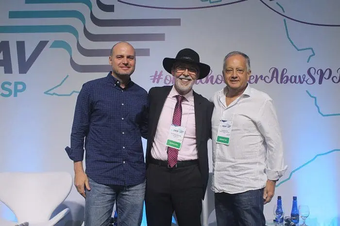 painel_sobre_tecnologia Alexandre Cordeiro, diretor de produtos da Paytrack; Jackson Andrade, CEO da Wooba; e Glaucio Silva, diretor da AGI Sistemas, falaram sobre a tecnologia nas agências de viagens