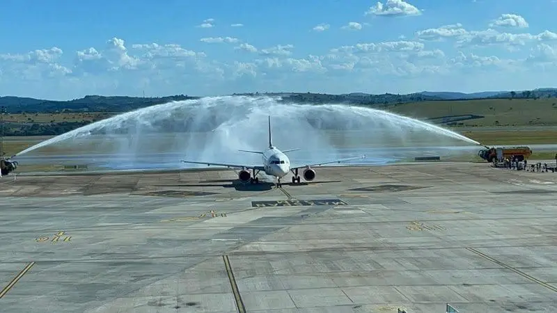 Jatos de água em aeronave da Avianca em Confins: “batismo” de lançamento da rota Belo Horizonte-Bogotá / divulgação