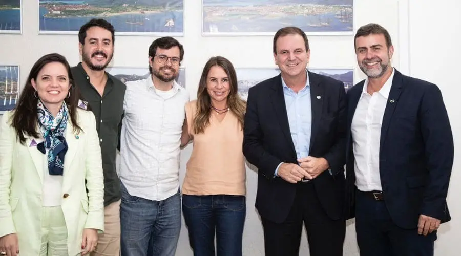 diretores da Embratur Roberto Gevaerd, de Gestão e Inovação, e Jaqueline Gil, de Marketing, Negócios e Sustentabilidade, bem como os secretários municipais de Turismo, Dani Maia, e de Desenvolvimento Econômico, Inovação e Simplificação, Chicão Bulhões, o prefeito do RJ Eduardo Paes e o presidente da Embratur Marcelo Freixo (Foto: Márcio Menasce/Embratur)