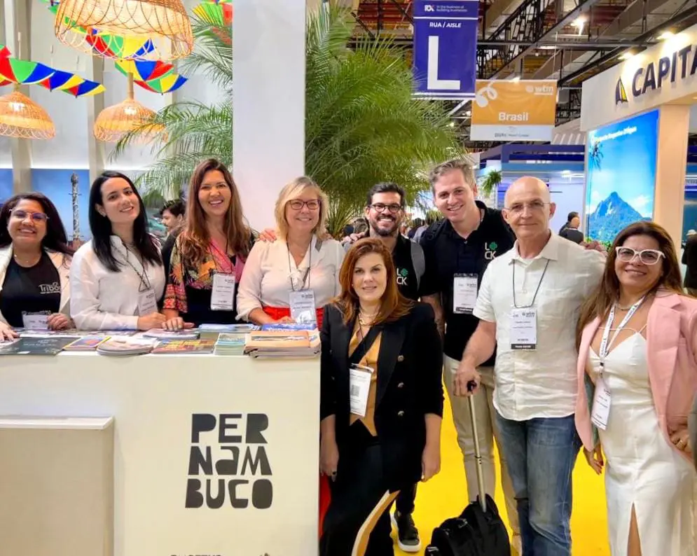 Representantes da Associação das Pousadas de Fernando de Noronha no estande de Pernambuco na WTM 2023 (Foto: Divulgação)