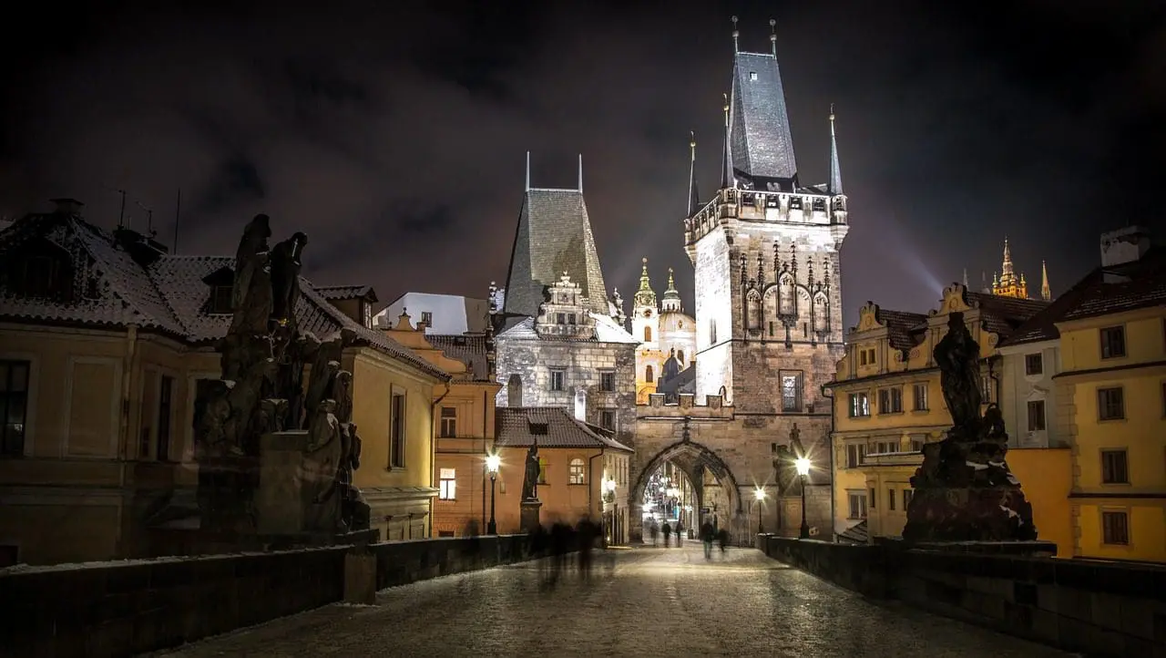 Arquitetura de Praga vista à noite (Foto: Pixabay)