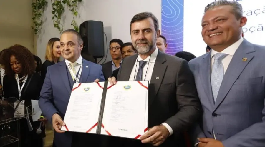 Roberto de Lucena, secretário de Turismo do Estado de São Paulo, e Marcelo Freixo, presidente da Embratur, assinaram acordo em prol do Litoral paulista (Foto: Divulgação)