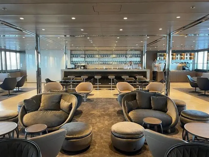 Grupo Scenic lista 5 motivos para navegar em um iate no Caribe: Horizon Bar | Emerald Azzurra