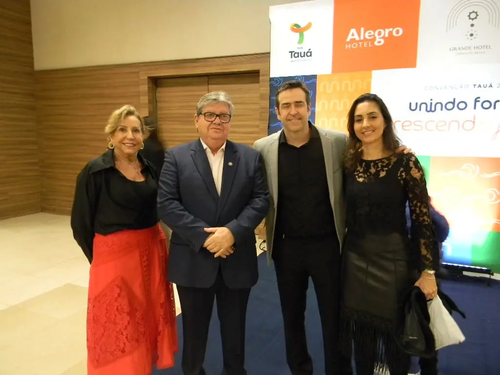 Luzete Chequer, João Azevedo Lins, governador da Paraíba, João Luís Ribeiro, diretor, e sua esposa, Aline Ribeiro na Convenção do grupo Tauá (Foto: Jorge Salim)