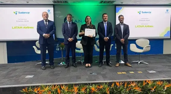 Ligia Sato, gerente de Sustentabilidade da LATAM Brasil, recebeu o prêmio em Brasília em nome da companhia (Imagem: Divulgação LATAM)
