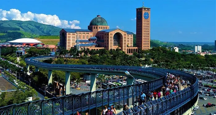 A cidade de Aparecida, com a Basílica de Nossa Senhora Aparecida, faz parte da Rota Turística da Fé