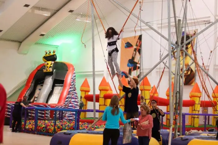 Casa Grande Hotel tem parque de diversões indoor, com vários brinquedos