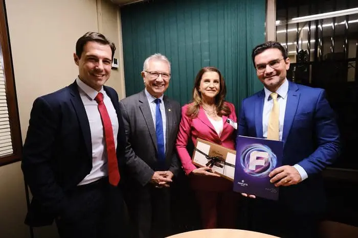 Ministro do Turismo confirma presença no Festuris: foto dos CEOs com deputado e o Ministro do Turismo, sehurando convite do Festuris
