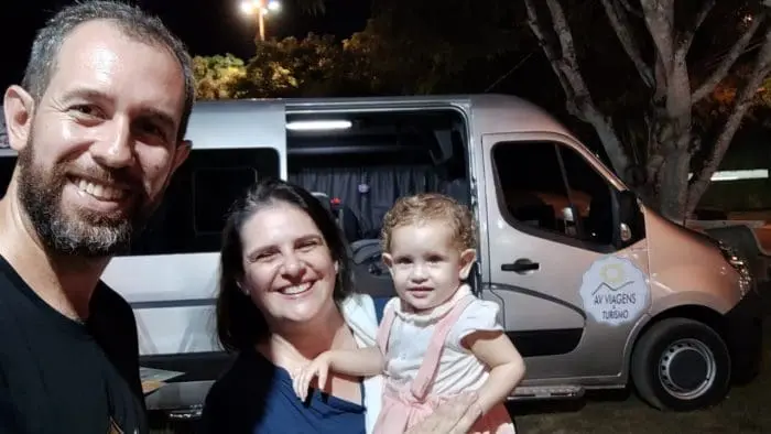 Alan, sua esposa, Priscila, e sua filha Ester Mriya, quando participaram da EXPOAMA, apresentando seu novo serviço no Stande do SEBRAE