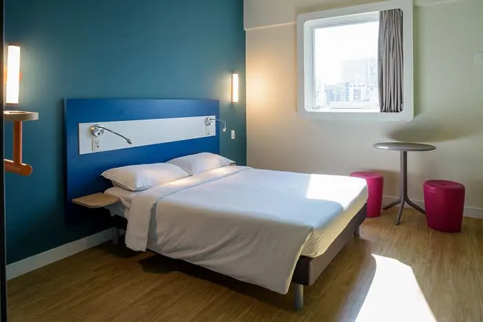 Turismo de sono: Quarto Ibis Budget Gonzaga com cama de casal