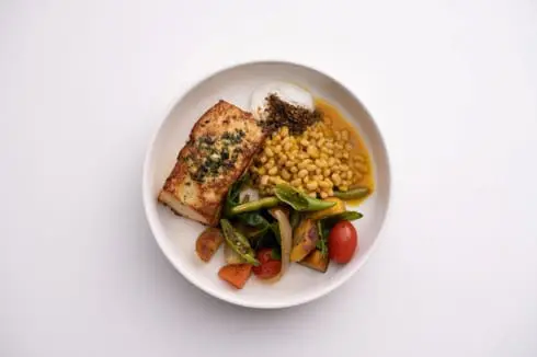 Desde 1º de agosto, o menu conta com o prato Amazônia Encantada (pirarucu grelhado com legumes da estação, feijão manteiguinha, creme especial e farofa de especiarias amazônicas) assinado pela chef Débora Shornik e que representa a região Norte do País.