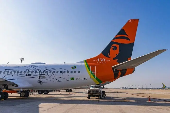 gol_lanca_aeronave_em_honra_aos_150_anos_de_santos_dumont GOL lança aeronave em honra aos 150 anos de Santos Dumont: avião estacionado na pista do aeroporto
