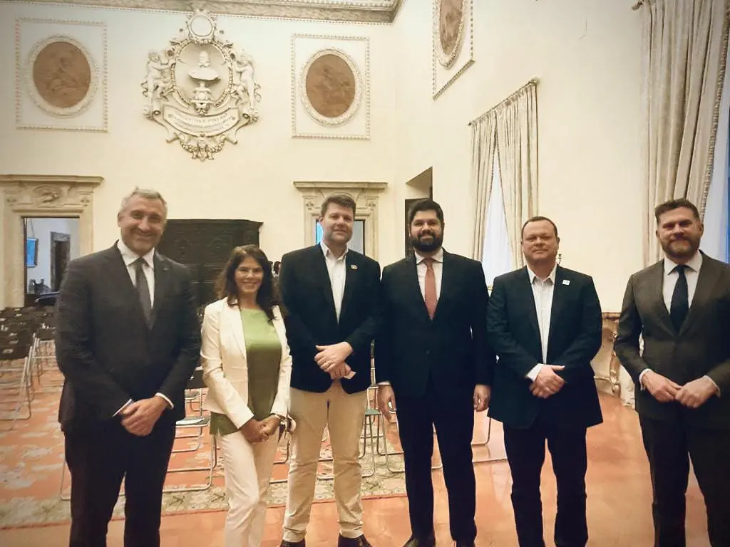O secretário de Estado de Turismo, Gustavo Tutuca e o subsecretário de Grande Eventos Marclo Monfort com representantes da Ita Airways_Ascom Setur-RJ Secretaria de Estado de Turismo destaca a potência turística do Rio de Janeiro para o mercado europeu