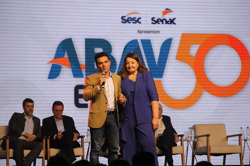 Ministro do Turismo, Celso Sabino, e Magda Nassar, presidente da ABAV Nacional (Foto: DT)