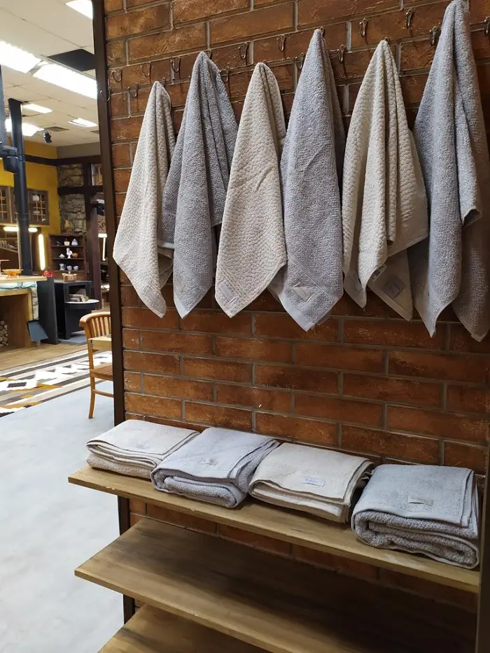 Marco Aurélio Braga, da Döhler: imagem de toalhas de rosto do modelo Kairo, da Döehler, penduradas na entrada do banheiro