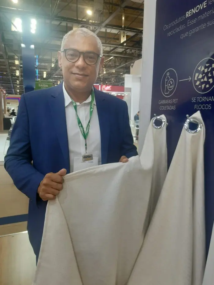 Marco Aurélio Braga, da Döhler, mostra a cortina feita a partir de fios de garrafa PET, retirada do meio ambiente