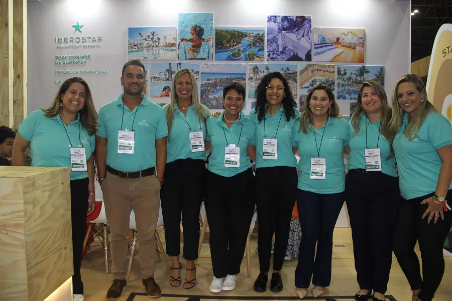 Equipe Iberostar no estande, durante a ABAV 2023