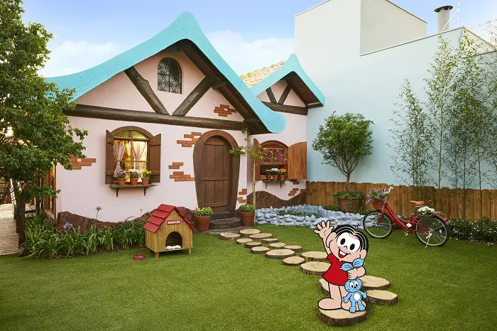 Casa da Mônica: exterior da Casa da Mônica, com desenho da personagem dando 