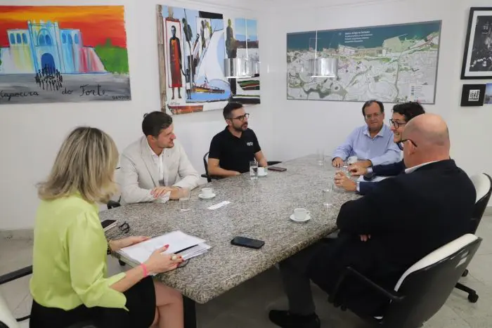 Bahia_se_prepara_para_receber_7_mil_turistas_poloneses_foto_Daniel_Meira_SeturBA Bahia se prepara para receber 7 mil turistas Poloneses: autoridades do Turismo do Estado da Bahia e executivos do setor em reunião, sentados á mesa