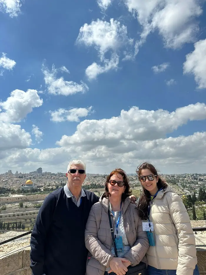 Operadores de turismo falam ao DT sobre a guerra em Israel: foto de Caco e Rita Braile, da operadora TS Brasil, junto à filha do casal, em viagem à Jerusalém em abril de 2023